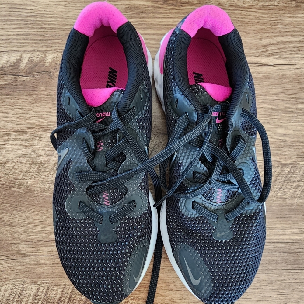 Girls black and purple nike sneakers